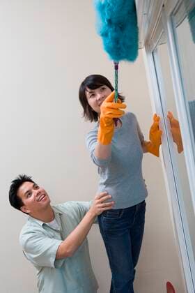 Couple cleaning house,model released, Symbolfoto,property released 03B79964