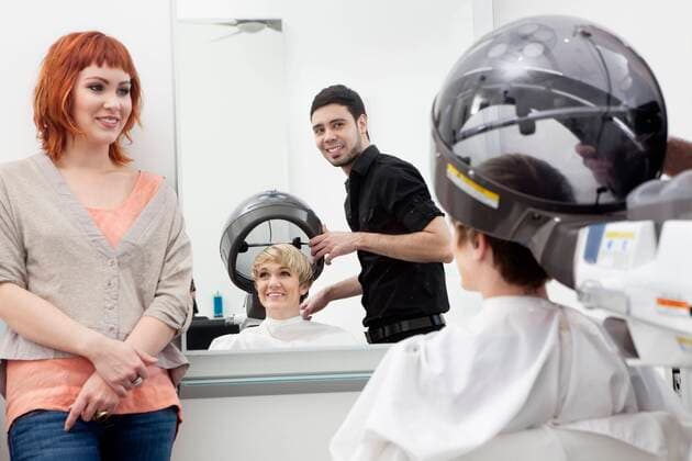 Woman at hair saloon,model released, Symbolfoto 03B87525