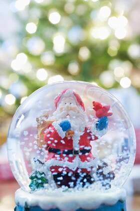 Snow dome with Santa,property released 03B89122