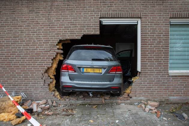 Bilder des Jahres 2019, News 10 Oktober News Themen der KW42 BERGEN OP ZOOM, Netherlands, 19-10-2019, dutchnews, , Driver loses control of car and enters church building Driver loses control of car and enters church building  x4978451x Copyright: