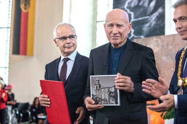 Entertainment Bilder des Tages Frankfurt, Friedenspreis für Fotograf Sebastiao Salgado Zum Abschluss der Frankfurter Buchmesse erhielt der brasilianische Fotograf Sebastiao Salgado (75, M.) am Sonntag (20.10.2019) den Friedenspreis des Deutschen Buchhandels. (Foto li.: der Vorsteher des Boersenvereins des Deutschen Buchhandels, Heinrich Riethmueller EDITORIAL USE ONLY
