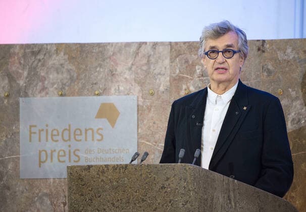 Wim Wenders, 75. Geburtstag am 14. August Zum Abschluss der Frankfurter Buchmesse erhielt der brasilianische Fotograf Sebastiao Salgado (75) am Sonntag (20.10.2019) den Friedenspreis des Deutschen Buchhandels. Die mit 25.000 Euro dotierte Auszeichnung wurde Salgado in der Frankfurter Paulskirche ueberreicht. Die Laudatio hielt Wim Wenders (Foto). Der Filmregisseur hatte Salgado in dem oscarnominierten Dokumentarfilm Das Salz der Erde (2014) portraetiert. In der Begruendung zur Wahl des Preistraegers heisst es, der in Paris lebende Salgado nehme mit seinem fotografischen Werk die durch Kriege oder Klimakatastrophen entwurzelten Menschen genauso in den Fokus wie jene, die traditionell in ihrer natuerlichen Umwelt verwurzelt seien. (Siehe epd-Bericht vom 20.10.2019) Fotograf Salgado mit Friedenspreis des Deutschen Buchhandels ausgezeichnet *** At the end of the Frankfurt Book Fair Copyright: epd-bild HeikexLyding EDITORIAL USE ONLY