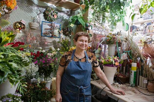 Florist in Shop,model released, Symbolfoto,property released 03B97451
