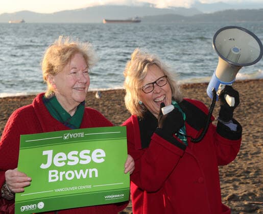 Canadian Green Party leader Elizabeth May (R) speaks at English Bay in the West End, Vancouver, British Columbia, October 19, 2019 during a day of federal election campaigning in the Vancouver area. Election day is October 21, 2019.  VAP2019101902 HEINZxRUCKEMANN
