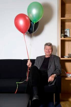 Wolfgang Wieland von der Gruenen mit Luftballons Wolfgang Wieland von der Gruenen mit Luftballons in den Parteifarben *** Wolfgang Wieland from the Green Party with balloons Wolfgang Wieland from the Green Party with balloons in party colours