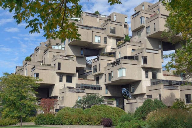 Das Wohnprojekt Habitat 67 gegenüber vom alten Hafen in Montreal (Kanada). Der Wohnhauskomplex wurde vom Architekten Moshe Safdie für die Weltausstellung Expo 67 entworfen und besteht aus 354 Quadern. *** The Habitat 67 residential project opposite the old port in Montreal Canada The residential complex was designed by architect Moshe Safdie for the Expo 67 World Exposition and consists of 354 ashlars