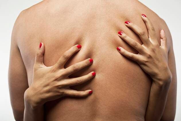 Woman s hands embracing man s torso,model released, Symbolfoto 03C03073