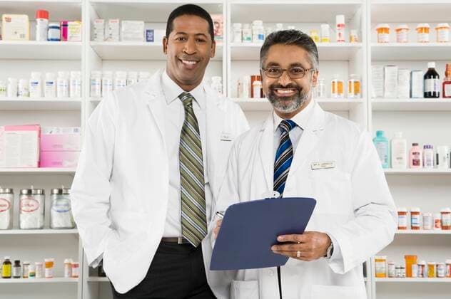 Two male pharmacists portrait,model released, Symbolfoto 03C03587