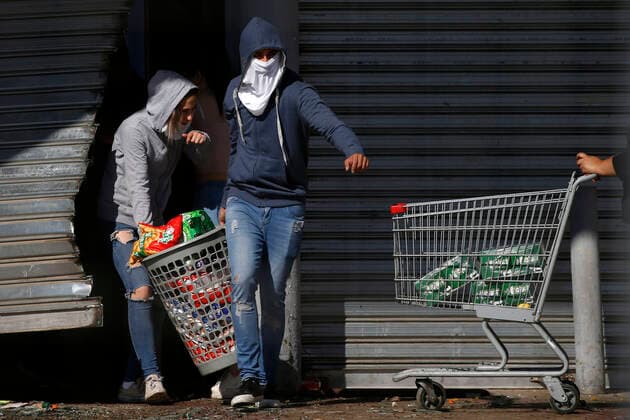Bilder des Jahres 2019, News 10 Oktober News Themen der KW42 News Bilder des Tages Santiago, 20 de octubre de 2019 Vandalos saquean el supermercado Montserrat ubicado en la esquina de las calles Las Nieves y Mexico en la comuna de Puente Alto. Dragomir Yankovic Aton Chile, Santiago Chile Aton_360659 *** Santiago, October 20, 2019 Vandalos loot Montserrat supermarket located at the corner of Las Nieves and Mexico streets in Puente Alto Dragomir Yankovic Aton Chile, Santiago Chile Aton 360659.  Copyright: DRAGOMIRxYANKOVIC ATONxCHILE