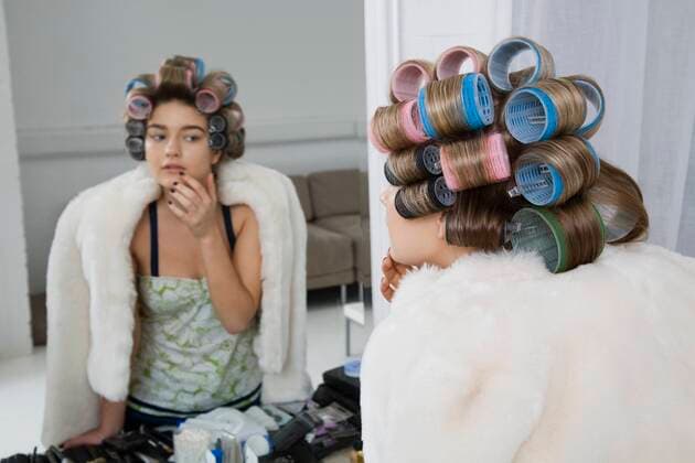 Model in Hair Curlers Looking at Reflection,model released, Symbolfoto 03C04507