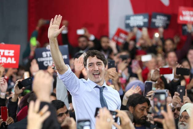 Bilder des Jahres 2019, News 10 Oktober News Themen der KW42 News Bilder des Tages Canadian Liberal Party leader Justin Trudeau greets constituents at Woodward s Atrium in Gastown, Vancouver, British Columbia, October 20, 2019 during the last day of federal election campaigning. Election day is tomorrow, October 21, 2019.  VAP2019102002 HEINZxRUCKEMANN