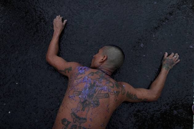 Bilder des Jahres 2019, News 10 Oktober News Themen der KW42 News Bilder des Tages Edwin Villarreta, 38, receives burning drops of wax from candles on his back during the penitence walk to the church of Saint Phillipe to pay devotion to the Cristo Negro de Portobelo or Black Christ of Portobelo in Portobelo, Panama, 20 October 2019. Edwin walked on his knees for two days up to Portobelo, to thank the Black Christ for the privilege of having a healthy family and a job. Black Christ of Portobelo !ACHTUNG: NUR REDAKTIONELLE NUTZUNG!  Copyright: xBienvenidoxVelascox AME2618 20191021-637072432589113558