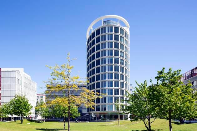 Architektur von Richard Meier Creative Highlights World Bürogebäude Coffee Plaza, Architekt Richard Meier, Grasbrook, Hafencity, Hamburg, Deutschland, Europa *** Office Building Coffee Plaza, Architect Richard Meier, Grasbrook, Hafencity, Hamburg, Germany, Europe Copyright: imageBROKER/ThomasxRobbin iblrbb05028992.jpg