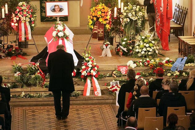 18.10.2019 Halle Saale Sachsen-Anhalt Amoklauf Stephan B. tötete Mittwochnachmittag bei einem Angriff auf eine jüdische Synagoge und einen Döner-Imbiss zwei Menschen. Attentäter Attentat antisemitisch Amok Antisemitismus rechtsextrem rechtsextremistisch Rechsextremismus rechtsextreme Szene Polizei Staatsschutz Gewaltverbrechen Mord SEK Gewaltverbrechen Mord Polizeischutz Polizisten Bereitschaftspolizei Foto : Arbeit der Notfallseelsorge Notfallseelsorger bei der Trauerfeier für das zweite Opfer Kevin in der Merseburger Stadtkirche MP Reiner Haseloff copyright