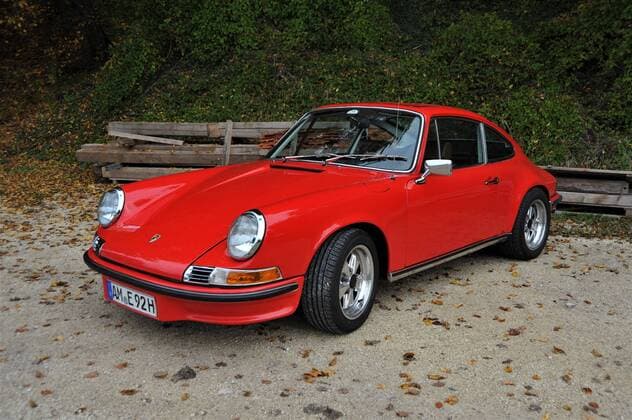 Der Porsche 911 E wurde von 1969 bis 1973 gebaut. Er war der direkte Nachfolger vom Porsche 911 L (mit Vergasermotor). Die 911 E sind bei Sammlern in gutem Zustand sehr begehrt.