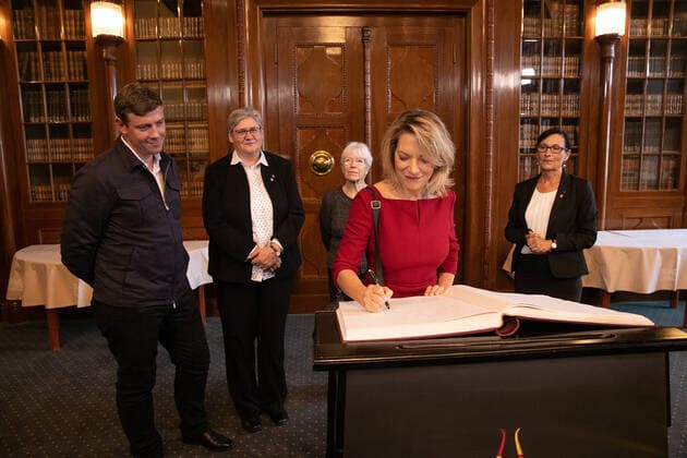Hannover, Verleihung des Leibniz Ring Hannover an Meeresbiologin Prof.Dr. Antje Boetius, Laudatio Hannes Jaenicke, Eintrag ins goldene Buch der Landeshauptstast Hannover im Neuen Rathaus, Antje Boetius mit ihrer Mutter Anne und ihrem Lebensgefährten Steffen Jescheniak, Bürgermeisterin Regine Kramarek und Sabine Tegtmeyer-Dette,
