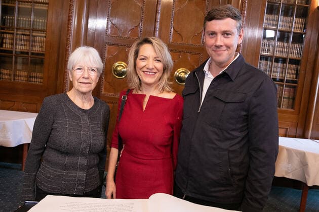 Entertainment Bilder des Tages Hannover, Verleihung des Leibniz Ring Hannover an Meeresbiologin Prof.Dr. Antje Boetius, Laudatio Hannes Jaenicke, Eintrag ins goldene Buch der Landeshauptstast Hannover im Neuen Rathaus, Antje Boetius mit ihrer Mutter Anne und ihrem Lebensgefährten Steffen Jescheniak,