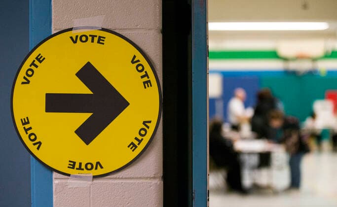 (191021) -- TORONTO, Oct. 21, 2019 -- A voting sign is seen at a polling station in Toronto, Canada, Oct. 21, 2019. Canadians on Monday began voting in a general election after a 40-day campaign season. (Photo by Xinhua) CANADA-TORONTO-NATIONAL ELECTION ZouxZheng 