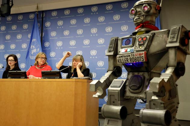 Bilder des Jahres 2019, News 10 Oktober News Bilder des Tages (191021) -- UNITED NATIONS, Oct. 21, 2019 -- (L-R) Liz O Sullivan with the International Committee for Robot Arms Control (ICRAC), Mary Wareham, global coordinator of the Campaign to Stop Killer Robots, and Jody Williams, Nobel Peace Prize co-laureate and the founding coordinator of the International Campaign to Ban Landmines (ICBL) attend a press conference on the Campaign to Stop Killer Robots, at the UN headquarters in New York, Oct. 21, 2019. Mary Wareham on Monday urged the international community to stop developing lethal autonomous weapons systems, or killer robots. ) UN-STOP KILLER ROBOTS-PRESS CONFERENCE LixMuzi 
