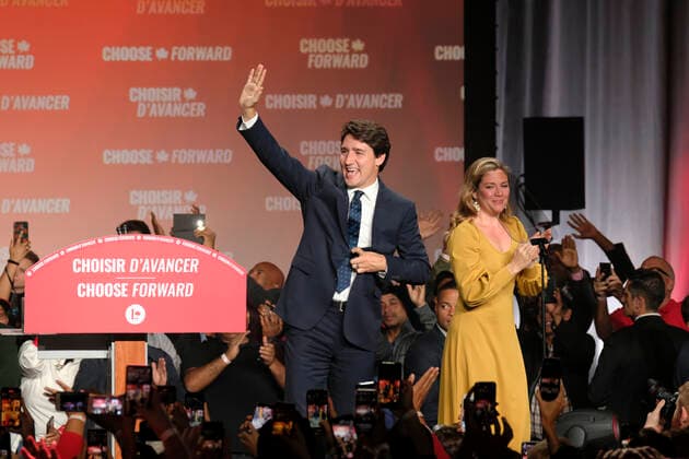 News Bilder des Tages (191022) -- MONTREAL, Oct. 22, 2019 -- Canadian Prime Minister Justin Trudeau (L) and his wife Sophie Gregoire Trudeau wave to people at the Liberal Party campaign headquarters in Montreal, Canada, Oct. 21, 2019. Canadian Prime Minister Justin Trudeau s Liberal Party won the 2019 Canadian federal election Monday night, according to Elections Canada on Tuesday. (Photo by Raffi Kirdi Xinhua) CANADA-MONTREAL-FEDERAL ELECTION LixBaodong 