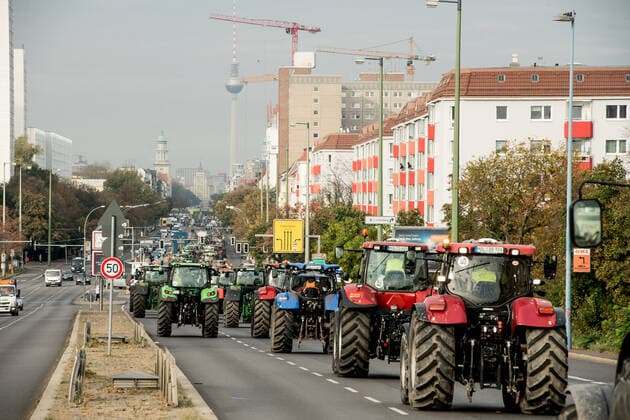 News Bilder des Tages Bauernprotest Brandenburger Landwirte fahren mit Traktoren nach Berlin um gegen des Agrarpaket der Bundesregierung zu protestieren , Frankfurter Allee , Berlin *** Farmers protest Brandenburg farmers drive tractors to Berlin to protest against the federal governments agricultural package , Frankfurter Allee , Berlin