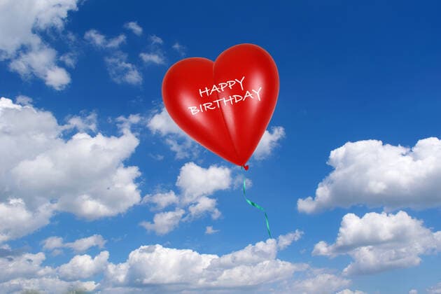 Geburtstag - Symbolbilder roter, herzfoermiger Luftballon am Himmel mit der Aufschrift Happy Birthday , Composing, Deutschland red heart-shaped air balloon in the sky lettering Happy Birthday , composing, Germany BLWS549519 Copyright: xblickwinkel McPHOTOx