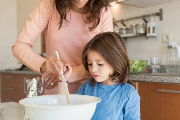 Mother and daughter cooking in the kitchen,model released, Symbolfoto ING_37293_04004