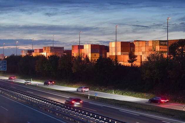Themenbild Export,Container,Kloiber Containerdepot neben dem DUSS Containerbahnhof Muenchen Riem und der Autobahn A94 nahe Feldkirchen im Bundesland Bayern am Abend, Abendstimmung,