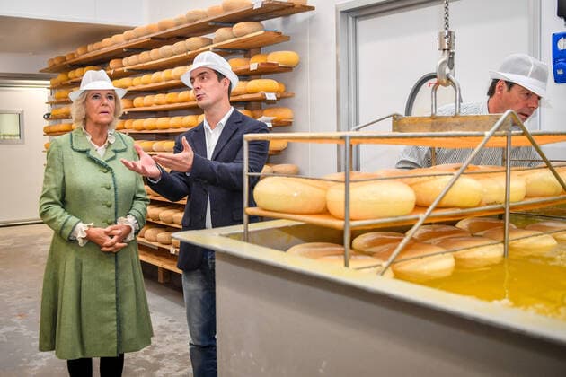 Bilder des Jahres 2019, Entertainment 10 Oktober Entertainment Bilder des Tages . 22 10 2019. Bath, United Kingdom. The Duchess of Cornwall wears a white food production hat during a visit to The Bath Soft Cheese Company in Bath,United Kingdom.  xPoolx xi-Imagesx IIM-20302-0019