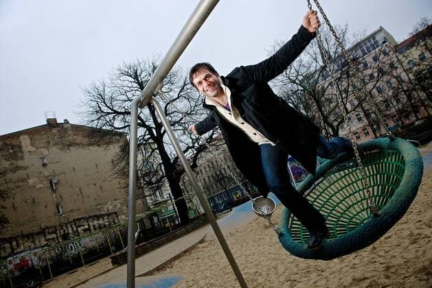 Schauspieler Kai Schumann im Cafe Fleury und auf dem Spielplatz am Weinberg Park Schauspieler Kai Schumann im Cafe Fleury und auf dem Spielplatz am Weinberg Park *** Actor Kai Schumann in Cafe Fleury and on the playground at Weinberg Park Actor Kai Schumann in Cafe Fleury and on the playground at Weinberg Park
