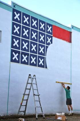Bilder des Jahres 2019, Entertainment 10 Oktober Entertainment Bilder des Tages October 22, 2019, St. Petersburg, Florida, USA: Artist Chris Schmidt, Berlin, Germany, works on a mural at Nova 535, Dr. MLK Jr. St., St. Petersburg, Tuesday, October 22, 2019. The mural represents the World s community on the Internet with seven various web browsers according to Schmidt. Artists are currently participating in the annual Shine Mural Festival through October 26 in St. Petersburg. Five international, four national, and 25 local artists are participating. The festival is produced by the St. Petersburg Arts Alliance. For the full roster of work, go to shinemuralfest.com St. Petersburg USA - ZUMAs70_ 20191022_zan_s70_010 Copyright: xScottxKeelerx