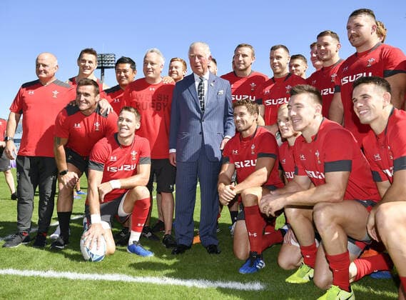 Bilder des Jahres 2019, Entertainment 10 Oktober Entertainment Bilder des Tages Britain s Prince Charles meets Wales rugby players Britain s Prince Charles (C) takes a commemorative photo with members of the Wales rugby team at a training venue in Tokyo on Oct. 23, 2019, ahead of a Rugby World Cup semifinal match against South Africa on Oct. 27. 