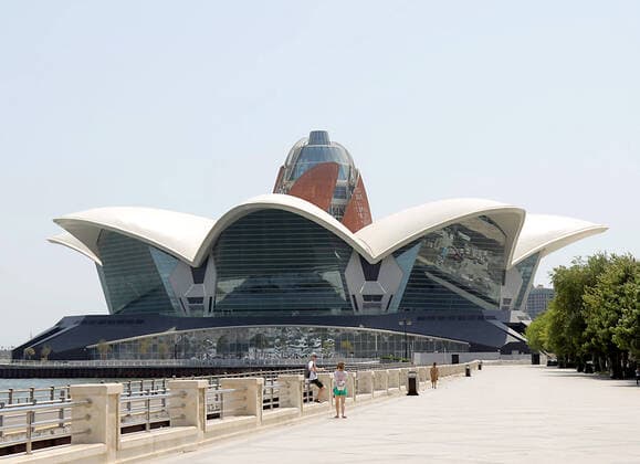 Einkaufszentrum Caspian Waterfront Mall an der Strandpromenade von Baku, der Hauptstadt von Aserbaidschan (Foto vom 23.07.2019). Einkaufszentrum Caspian Waterfront Mall in Baku *** Shopping centre Caspian Waterfront Mall on the promenade of Baku, the capital of Azerbaijan Photo of 23 07 2019 Shopping centre Caspian Waterfront Mall in Baku Copyright: epd-bild SteffenxSchellhorn EDITORIAL USE ONLY