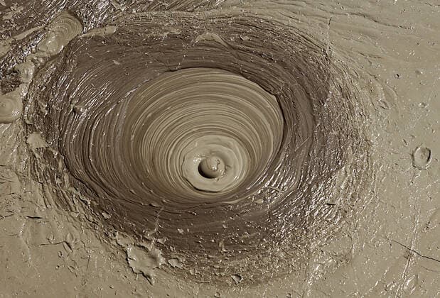 Die Schlammvulkane von Qobustan in Aserbaidschan, auch Schlammdiapire genannt, sind seit 2001 ein geologisches Schutzgebiet in der aserbaidschanischen Gemeinde Qobustan auf der Halbinsel Absheron (Foto vom 24.07.2019). Die Schlammvulkane von Qobustan in Aserbaidschan *** The mud volcanoes of Qobustan in Azerbaijan, also known as mud diapirs, have been a geological reserve in the Azerbaijani municipality of Qobustan on the Absheron peninsula since 2001 Photo of 24 07 2019 The mud volcanoes of Qobustan in Azerbaijan Copyright: epd-bild SteffenxSchellhorn EDITORIAL USE ONLY