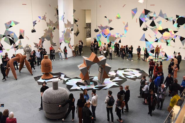 Bilder des Jahres 2019, Entertainment 10 Oktober (191023) -- NEW YORK, Oct. 23, 2019 -- Visitors view the installation Handles in the Museum of Modern Art (MoMA) in Manhattan of New York, the United States, Oct. 22, 2019. MoMA was reopened to the public on Monday after being closed since June 15 for renovation and reorganization of its galleries. ) U.S.-NEW YORK-MOMA-REOPENING HanxFang 