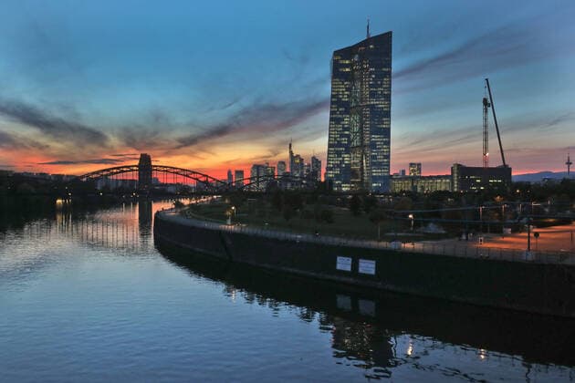 22.10.2019, Frankfurt, DEU, Die Zentrale der Europäischen Zentralbank (EZB) im Abendlicht, im Hintergrund die Frankfurter Skyline.