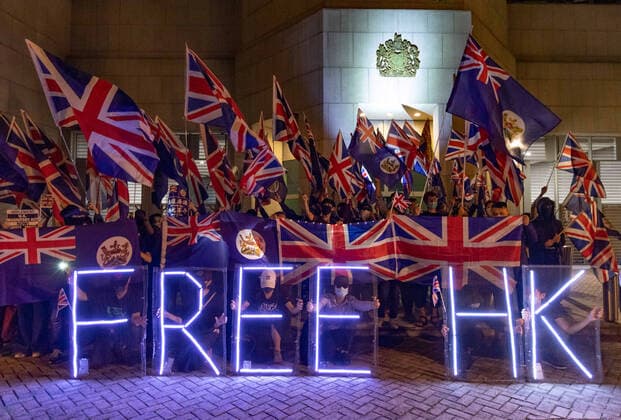 Bilder des Jahres 2019, News 10 Oktober October 23, 2019, Hong Kong, China: Masked protesters hold a free HK sign outside the British Consulate, Urging the British government to support the motion debate in House of Lords of second citizenship for Hong Kong people. Hong Kong China - ZUMAs197 20191023_zaa_s197_072 Copyright: xMayxJamesx