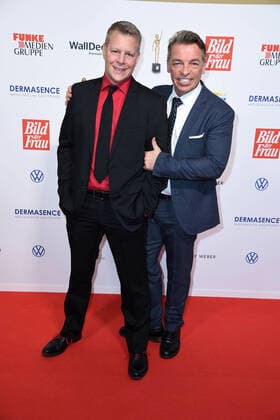 Andre Eisermann mit Ehemann Manuel Bortt bei der der 13. Verleihung der GOLDENEN BILD der FRAU im Stage Operettenhaus in Hamburg am 23.10.2019