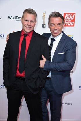Andre Eisermann mit Ehemann Manuel Bortt bei der der 13. Verleihung der GOLDENEN BILD der FRAU im Stage Operettenhaus in Hamburg am 23.10.2019