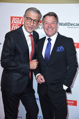 Patrick Lindner mit Ehemann Peter Schaefer bei der der 13. Verleihung der GOLDENEN BILD der FRAU im Stage Operettenhaus in Hamburg am 23.10.2019