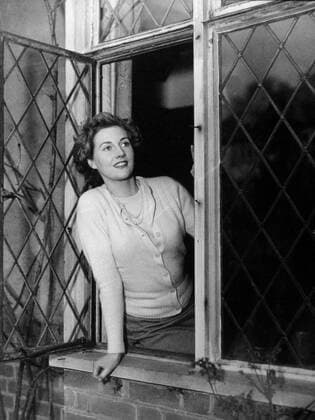 Rona Anderson Actress Looks Out Of Window 01 May 1949  Copyright: MaryxEvansxAFxArchive 12062392 editorial use only