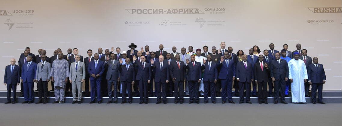 Bilder des Jahres 2019, News 10 Oktober News Bilder des Tages SOCHI, RUSSIA - OCTOBER 24, 2019: Egypt s President Abdel Fattah el-Sisi and Russia s President Vladimir Putin (L-R centre) pose with the heads of state delegations participating in the Russia-Africa Summit at the Sirius Park of Science and Art. Alexei Druzhinin Russian Presidential Press and Information Office TASS  TS0C0445
