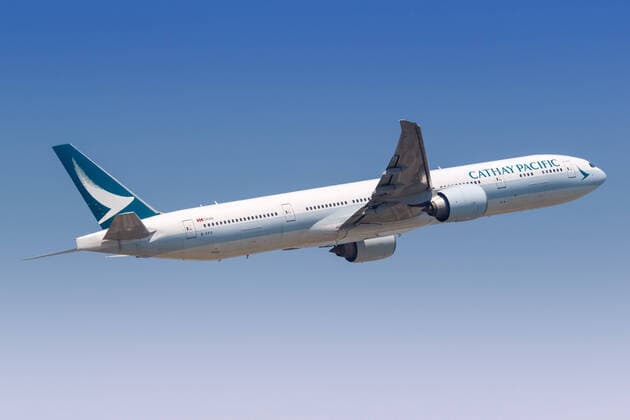 Cathay Pacific Boeing 777-300ER Flugzeug Flughafen Hong Kong Hong Kong, China - 20. September 2019: Ein Boeing 777-300ER Flugzeug der Cathay Pacific mit dem Kennzeichen B-KPO auf dem Flughafen Hong Kong (HKG) in China.