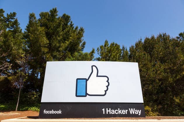 IMAGO History, 250 Jahre USA, Digitales Zeitalter: Entwicklung des Internets und Aufstieg von Silicon Valley Facebook headquarter headquarters HQ Zentrale Textfreiraum Copyspace Firmensitz Daumen hoch like Logo Symbol Menlo Park, Kalifornien 10. April 2019: Facebook headquarters HQ Zentrale mit dem Daumen hoch Logo in Menlo Park, Vereinigte Staaten. *** Facebook headquarter headquarters HQ Central text space Copyspace Company headquarters Thumbs up like Logo Symbol Menlo Park, California 10 April 2019 Facebook headquarters HQ Headquarters with thumbs up Logo in Menlo Park, United States