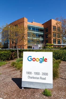 IMAGO History, 250 Jahre USA, Digitales Zeitalter: Entwicklung des Internets und Aufstieg von Silicon Valley Google headquarter headquarters HQ Zentrale Firmensitz Googleplex Hochformat Mountain View Mountain View, California 10. April 2019: Google Headquarters HQ Zentrale in Mountain View, Vereinigte Staaten. *** Google headquarter headquarters HQ Headquarters Googleplex Portrait Mountain View Mountain View, California 10 April 2019 Google Headquarters HQ Headquarters in Mountain View, United States