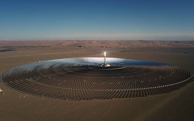 IMAGO Nature: Unsere Erde, Energiequellen, Solarthermie (191024) -- DUNHUANG, Oct. 24, 2019 -- Aerial photo taken on Oct. 23, 2019 shows heliostats of a molten-salt solar thermal power plant in Dunhuang, northwest China s Gansu Province. ) CHINA-GANSU-DUNHUANG-SOLAR POWER-HELIOSTAT-CLEANING (CN) MaxNing 