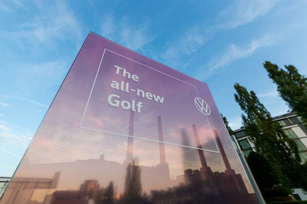 24.10.2019, xtgx, Wirtschaft Auto, Volkswagen - Weltpremiere Vorstellung Golf 8 acht emspor, v.l. Im Schild the all-new Golf spiegeln sich die vier Schornsteine des VW Kraftwerkes, Wahrzeichen von Wolfsburg, Symbolbild, Symbolfoto (DFL DFB REGULATIONS PROHIBIT ANY USE OF PHOTOGRAPHS as IMAGE SEQUENCES and or QUASI-VIDEO) Wolfsburg