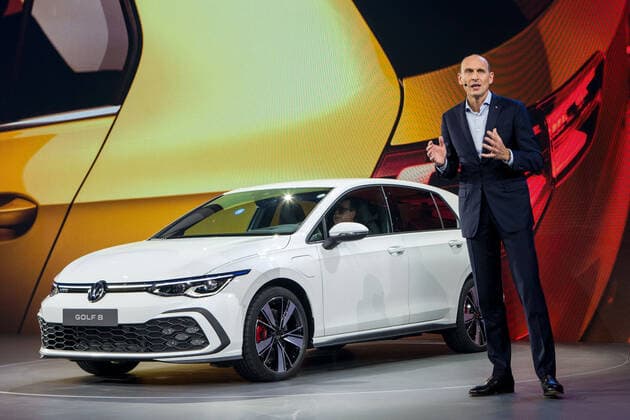 24.10.2019, xtgx, Wirtschaft Auto, Volkswagen - Weltpremiere Vorstellung Golf VIII 8 acht emspor, v.l. Ralf Brandstaetter bei der Vorstellung des neuen Golf Wolfsburg