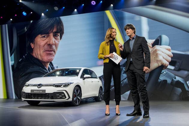 24.10.2019, xtgx, Wirtschaft Auto, Volkswagen - Weltpremiere Vorstellung Golf VIII 8 acht emspor, v.l. Bundestrainer Joachim Jogi Loew bei der Vorstellung des neuen Golf Wolfsburg
