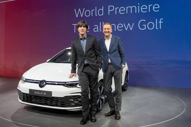 24.10.2019, xtgx, Wirtschaft Auto, Volkswagen - Weltpremiere Vorstellung Golf VIII 8 acht emspor, v.l. Bundestrainer Joachim Jogi Loew und Herbert Diess (VW) bei der Vorstellung des neuen Golf Wolfsburg